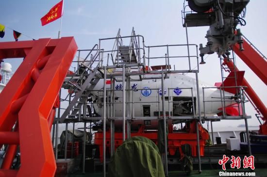 6月3日上午,“向阳红09”试验母船搭载蛟龙号载人潜水器从无锡江阴苏南国际码头起航。