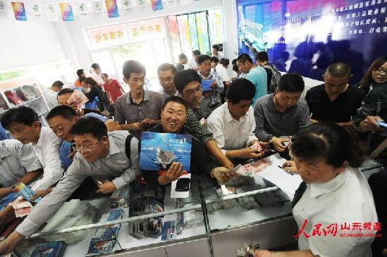 邮迷在航母邮局抢购邮品
