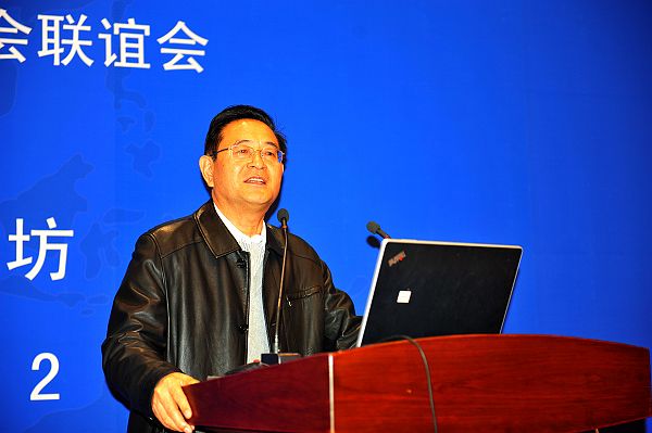 王诗成副主席作了“蓝色经济引领区域经济发展新潮流”主题演讲