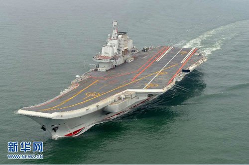 我国首艘航空母舰辽宁舰首次靠泊青岛某军港
