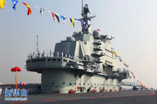 我国首艘航空母舰辽宁舰首次靠泊青岛某军港