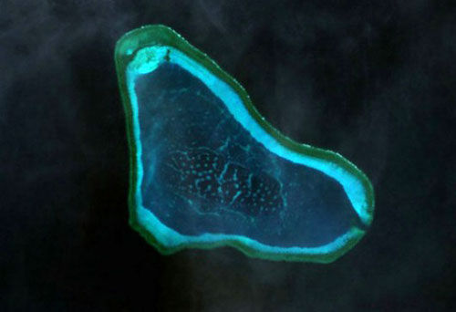 对钓鱼岛、黄岩岛等热点海域将另外开展一次2.5米分辨率卫星遥感监测。图为黄岩岛卫星图。（资料图）