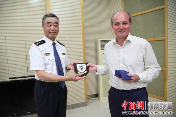 图为英国陆军中将大卫 比尔(左)向张捷副局长赠送纪念品。