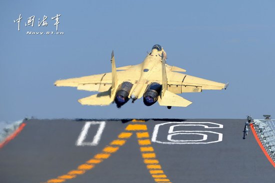 歼-15再次在辽宁舰起降 将进行首次驻舰飞行