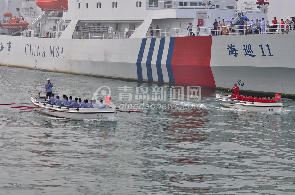 高清:海洋节舢板比赛竞争激烈 女兵拉拉队抢镜