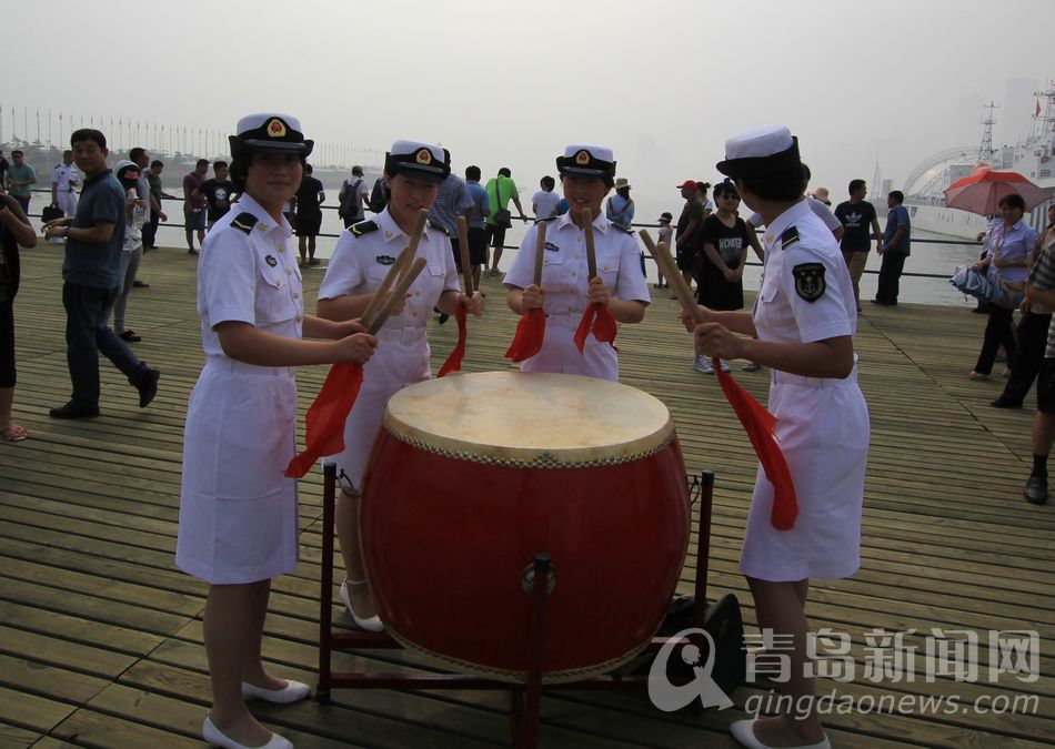 高清:海洋节舢板比赛竞争激烈 女兵拉拉队抢镜