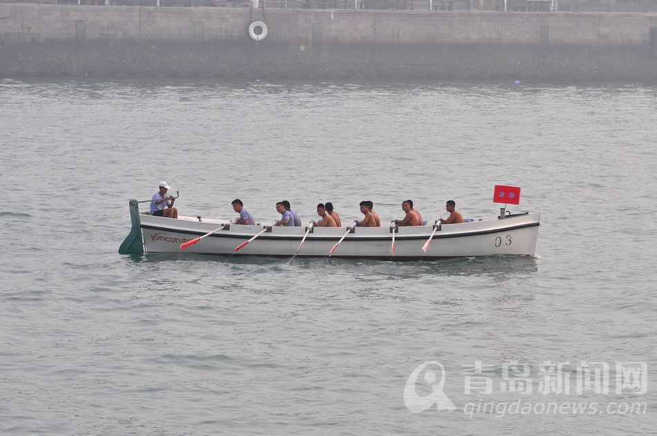 高清:海洋节舢板比赛竞争激烈 女兵拉拉队抢镜