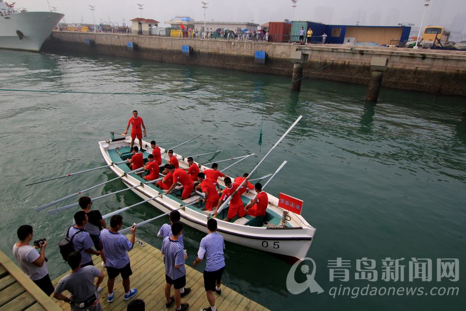 高清:海洋节舢板比赛竞争激烈 女兵拉拉队抢镜