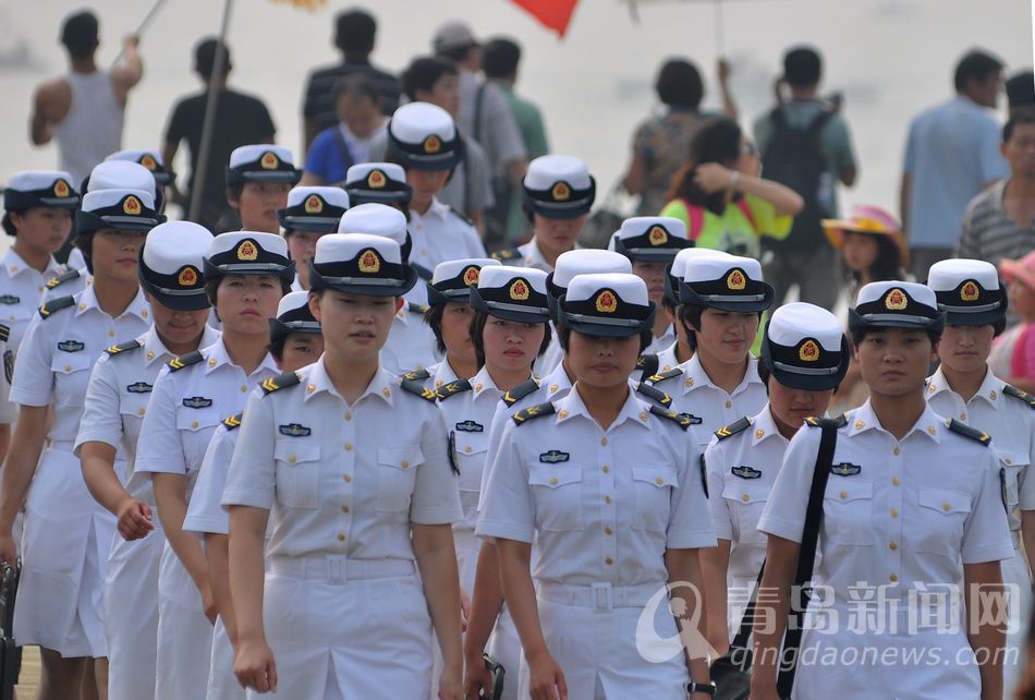 高清:海洋节舢板比赛竞争激烈 女兵拉拉队抢镜