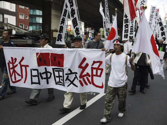 文章称，极少数日本军国主义分子既无力量、也不可能扭转滚滚向前的历史车轮。