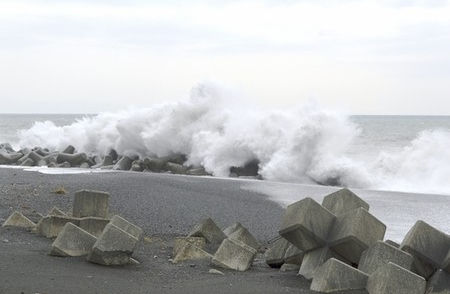 19号超强台风逼近日本沿海，海上波浪滔天。