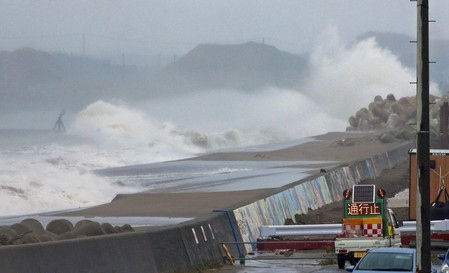 19号台风在日本近海掀起巨浪。