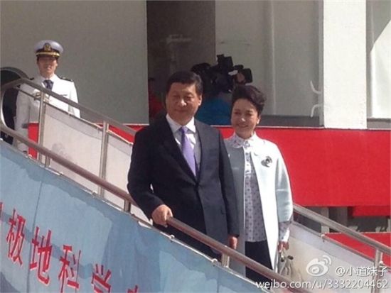 习近平与彭丽媛登上雪龙号 图片来自网友