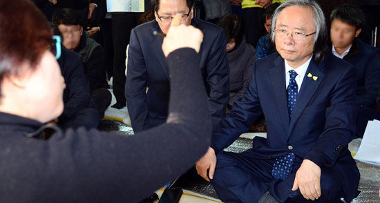 12月4日，韩国海洋水产部部长李柱荣（右）正在釜山与501五龙号失踪者家属见面。（图片来源：韩国《中央日报》中文网） 