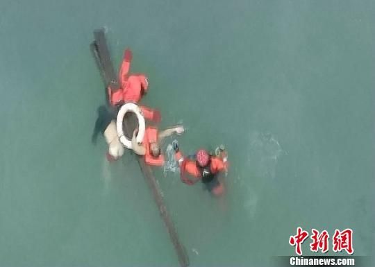 （截取自视频）直升机救生员营救遇险人员。11日早晨，南日岛海域“中兴7号”与“鑫旺顺号”货船相撞沉没，13人遇险，目前已救起4人，发现3名遇难者遗体。 东海第二救助飞行队 摄