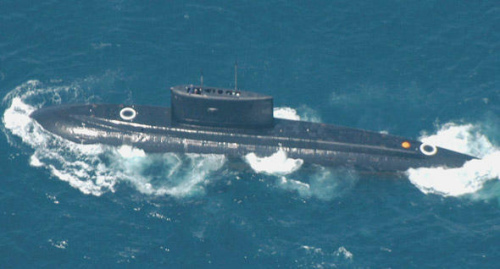 资料图：“基洛”级根据其英文名称(Kilo)的首字母也称K级，图为基洛级潜艇在水面航行。