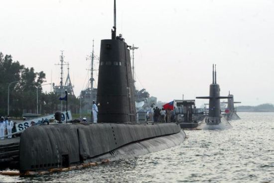 图中近处是台现役“海狮”号潜艇，是一艘二战期间建造的老式潜艇