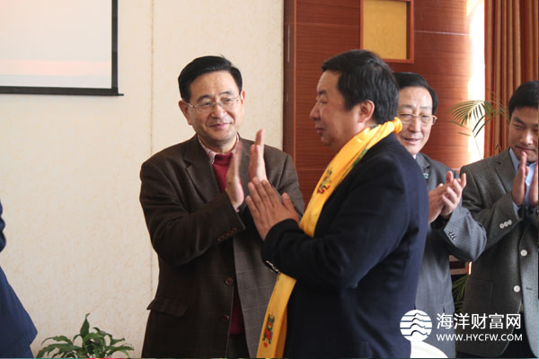 王诗成副主席与李明董事长握手祝贺