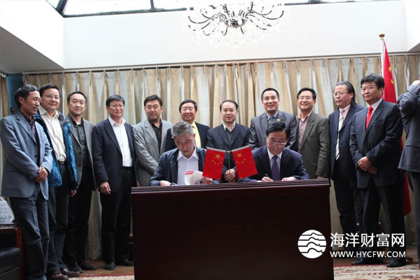 中房物产集团领导与新华社北京分社签定战略合作协议