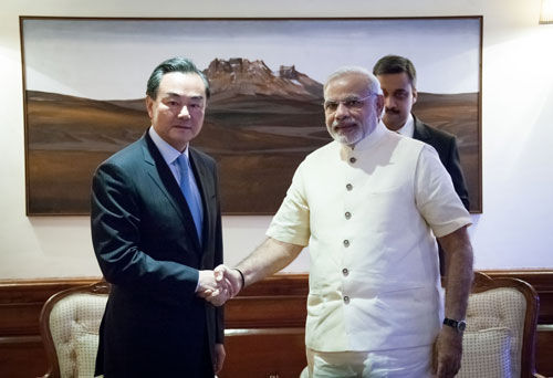 2014年6月9日，印度总理莫迪在新德里总理府会见国家主席习近平特使、外交部长王毅。