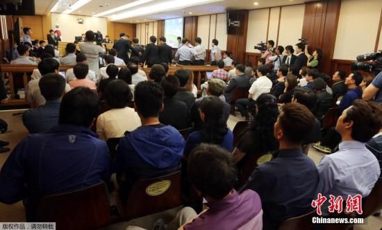   资料图：当地时间2014年6月10日，韩国光州，针对“世越号”（原译为“岁月号”）沉船事故涉事船员的正式审理程序开始，韩国对涉事船员进行首场审判。