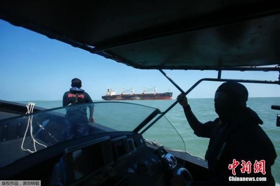   6月18日，在马来西亚雪州万津镇附近，搜救人员在海上进行搜救工作。