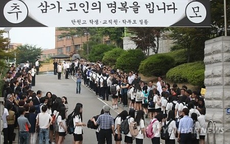 韩沉船事故生还学生返校表情哀伤眼圈发红（图）