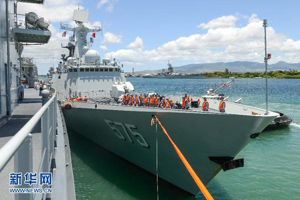 6月24日，中国海军导弹护卫舰岳阳舰停靠美国夏威夷珍珠港。当地时间24日9时（北京时间25日3时），参加“环太平洋－2014”演习的中国海军导弹驱逐舰海口舰、导弹护卫舰岳阳舰、综合补给舰千岛湖舰与和平方舟医院船，顺利抵达美国夏威夷珍珠港基地。新华社记者覃海石摄图片来源：新华网