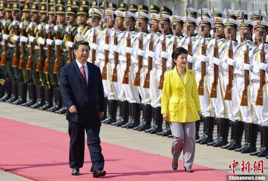  资料图：2013年6月27日，中国国家主席习近平在北京人民大会堂东门外广场举行欢迎仪式，欢迎韩国总统朴槿惠访华。中新社发 刘震 摄