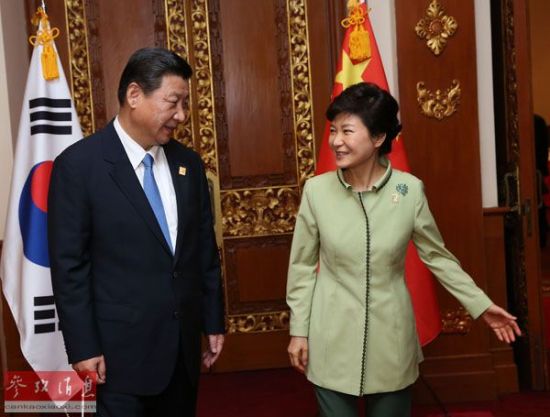 资料图片：2013年10月7日，国家主席习近平在印度尼西亚巴厘岛会见韩国总统朴槿惠。新华社记者 庞兴