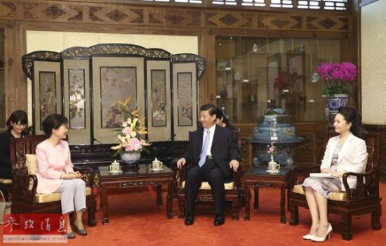 资料图片：2013年6月28日，国家主席习近平在北京钓鱼台国宾馆会见韩国总统朴槿惠。新华社记者 兰红