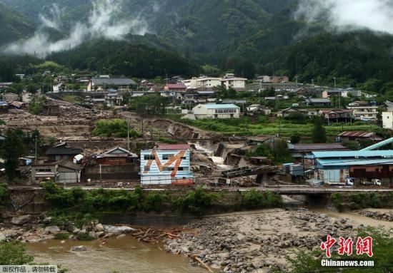当地时间2014年7月10日，台风浣熊导致日本长野县下属南木曾町发生泥石流，混合着碎石的泥浆涌到街上， 导致一名12岁男孩死亡。 截至目前，台风浣熊易导致三人死亡。