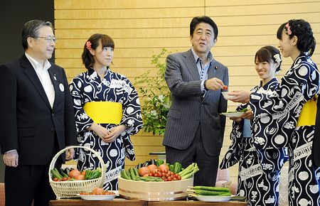 安倍在官邸试吃福岛县黄瓜称福岛蔬菜安全安心