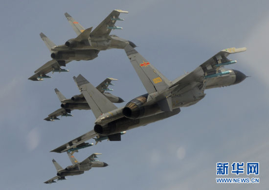中国空军歼11B战斗机四机编队。（新华网）