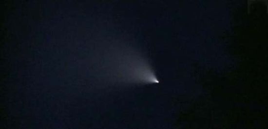 目击者称此次的亮光与以往飞机所发出的光不同。