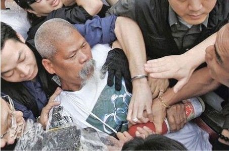  2008年古思尧意图熄灭奥运火炬被制服