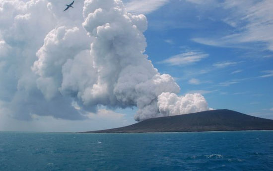 图为汤加一座火山喷发时的场面。来源：法新社。