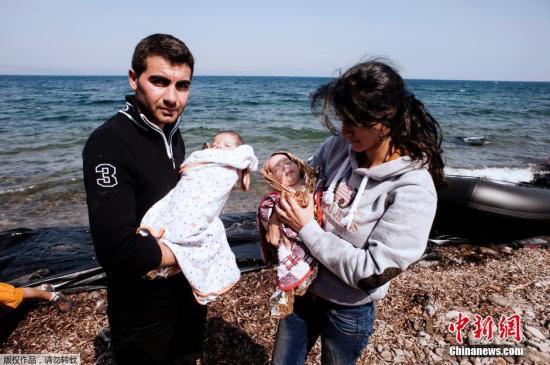 当地时间9月21日，一对叙利亚夫妇日前冒着生命危险，带着仅8个月大的双胞胎婴儿偷渡爱琴海，从土耳其抵达希腊。