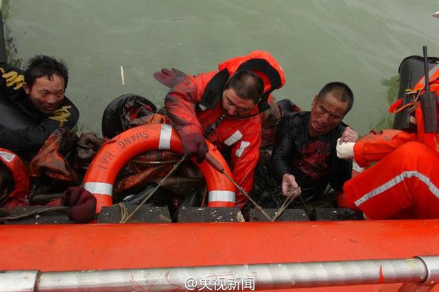 连云港附近海域一货船沉没 11人遇险其中5人获救