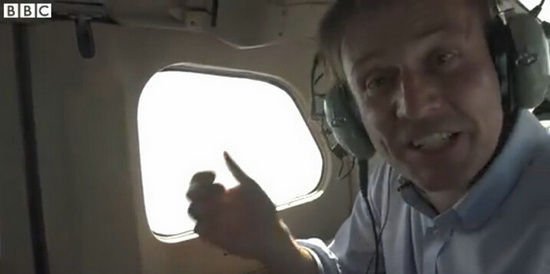 外国记者乘机航拍南海岛礁。