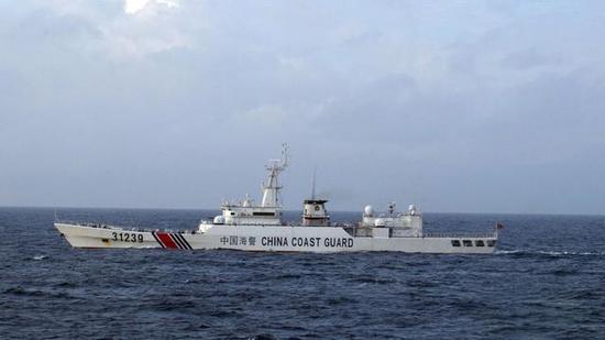 日本共同社12月22日有消息称，据日本第11管区那霸海上保安总部透露，22日发现在钓鱼岛附近12海里外侧毗邻区航行的一艘中国海警船疑似配有机关炮。