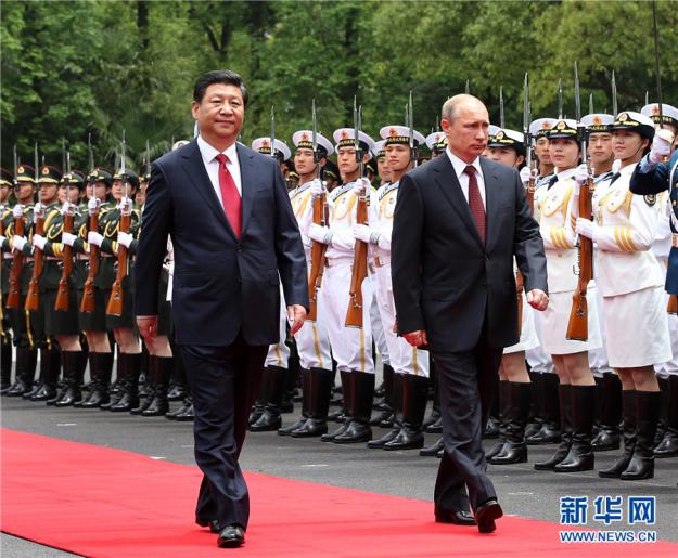 2014年5月20日，习近平在上海同普京举行会谈。会谈前，习近平在上海西郊会议中心广场为普京举行欢迎仪式，两人共同检阅解放军三军仪仗队资料图片