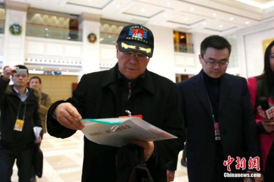 3月2日，参加全国政协十二届三次会议的委员陆续抵京报到。尹卓（中）委员在北京会议中心报到。 