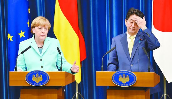 9日傍晚，正在东京访问的德国总理默克尔与日本首相安倍晋三一同出席记者会。