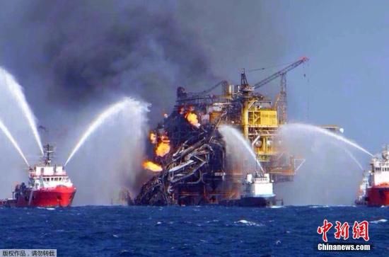 当地时2015年4月1日，墨西哥湾坎佩切区域内的钻井平台发生火灾。据当地媒体报道，墨西哥国家石油公司一处位于墨西哥湾坎佩切区域内的钻井平台1日凌晨突发大火，目前已致4人死亡。