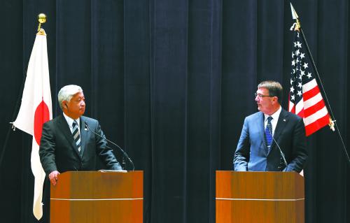4 月 8 日，美国新防长阿什顿·卡特访问日本，与日本防卫大臣中谷元会谈后举行联合新闻发布会。