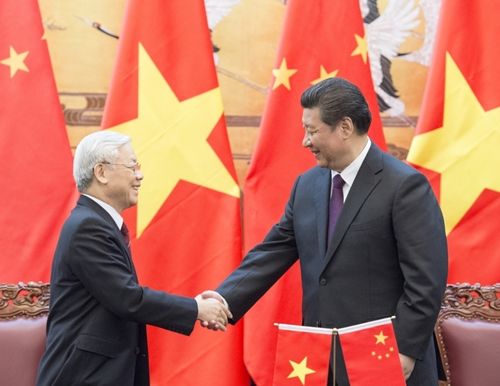   4月7日，中共中央总书记、国家主席习近平在北京人民大会堂同越共中央总书记阮富仲举行会谈。