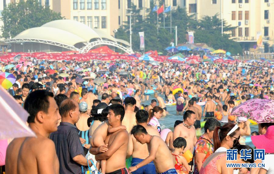 （晚报）（2）青岛酷暑难当 海边人满为患