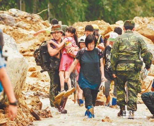 部分滞留在乌来山区的民众及欲撤离之居民，等不及抢通，冒险涉水下山