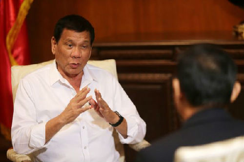 10月13日，在菲律宾马尼拉，菲律宾总统杜特尔特（左）接受新华社记者专访。 新华社发